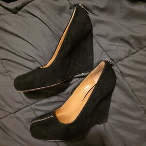 Michael Kors Black Suede Zip-Back Wedge Pumps – Size 8.5